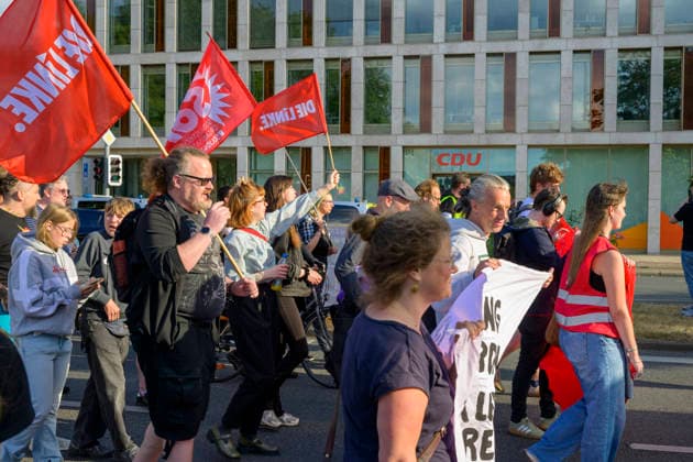 27.07.2026,Pressetermin, Demoaufruf Es reicht Friedensplatz Dortmund Der Demonstrationszug auf dem Wall vor der CDU Geschäftsstelle Dortmund Dortmund Friedensplatz Dortmund NRW Deutschland *** July 27, 2026, Press Event, Call for a Demonstration: Enough Is Enough at Friedensplatz, Dortmund. The demonstration march on the Wall in front of the CDU office in Dortmund, Dortmund, Friedensplatz, Dortmund, North Rhine-Westphalia, Germany