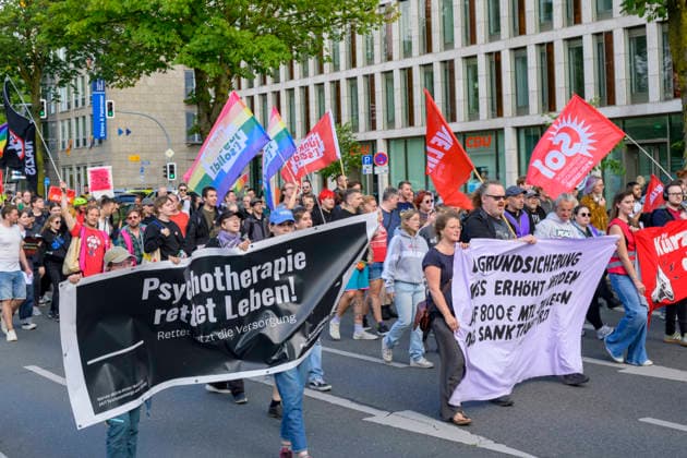 27.07.2026,Pressetermin, Demoaufruf Es reicht Friedensplatz Dortmund Der Demonstrationszug auf dem Wall Dortmund Friedensplatz Dortmund NRW Deutschland *** July 27, 2026, Press Event, Call for a Demonstration: Enough Is Enough at Friedensplatz, Dortmund. The demonstration march on the Wall in Dortmund, Friedensplatz, Dortmund, North Rhine-Westphalia, Germany