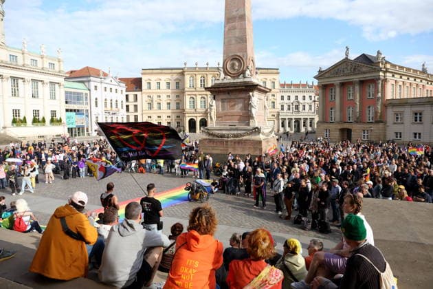 Menschen während einer Gedenkveranstaltung zum Anschlag auf den Christopher Street Day in Berlin, Alter Markt, Potsdam, 27. Juli 2026. Gedenken in Potsdam nach Anschlag auf CSD *** People attending a memorial event for the attack on Christopher Street Day in Berlin, Alter Markt, Potsdam, July 27, 2026 Memorial in Potsdam following the attack on CSD