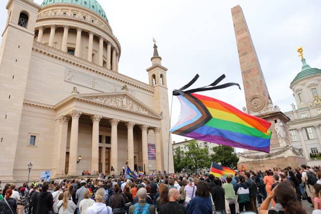 Menschen während einer Gedenkveranstaltung zum Anschlag auf den Christopher Street Day in Berlin, Alter Markt, Potsdam, 27. Juli 2026. Gedenken in Potsdam nach Anschlag auf CSD *** People attending a memorial event for the attack on Christopher Street Day in Berlin, Alter Markt, Potsdam, July 27, 2026 Memorial in Potsdam following the attack on CSD