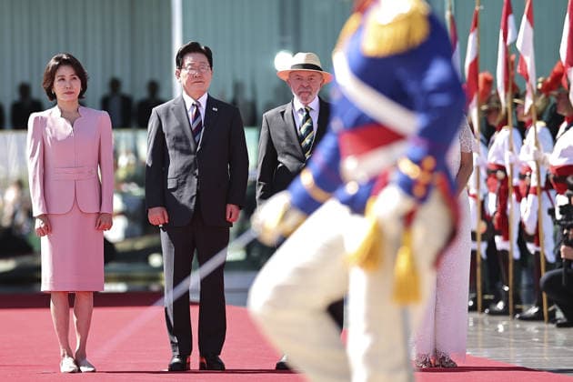 South Korean President Lee Jae Myung visits Brazil BRASILIA, BRAZIL - JUL 27: South Korean President Lee Jae Myung, flanked by his wife Kim Hea Kyung observes a presentation of troops, as he is being welcomed by Brazilian President Luiz Inacio Lula da Silva and his wife Rosangela Janja da Silva, at the Alvorada Palace in Brasilia, Brazil, July 27, 2026. Mateus Bonomi Anadolu Brasilia Brazil. Editorial use only. Please get in touch for any other usage.  Copyright: x2026xAnadoluxMateusxBonomix