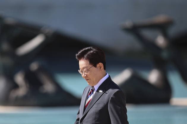 South Korean President Lee Jae Myung visits Brazil BRASILIA, BRAZIL - JUL 27: South Korean President Lee Jae Myung bows, as he reviews the honour guard, on the day he meets Brazilian President Luiz Inacio Lula da Silva at the Alvorada Palace, in Brasilia, Brazil July 27, 2026. Mateus Bonomi Anadolu Brasilia Brazil. Editorial use only. Please get in touch for any other usage.  Copyright: x2026xAnadoluxMateusxBonomix