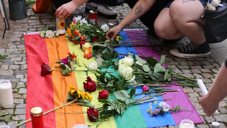 Chemnitzer gedenken mit Mahnwache den Opfern des Anschlages auf den CSD in Berlin 27.07.2026, Chemnitz, Roter Turm, In ganz Deutschland beschäftigt die Menschen der Terroranschlag auf den CSD in Berlin. In Chemnitz fanden sich zum Gedenken an die Opfer des Anschlages auf den CSD in Berlin ca. 300 Chemnitzer und Chemnitzerinnen zusammen um mit einer Mahnmache den Opfern zu gedenken und legten am Roten Turm Blumen und Kerzen nieder. Im wesentlichen ging es darum klar zustellen. Das man sich nicht klein kriegen lassen wird. Organisiert wurde die Mahnwache durch die CSD Chemnitz e.V. . Auf deren Facebook seite heißt es Queer bleibt !!!!! Jetzt erst recht!! Zu Unmut bei den Teilnehmern der Mahnwache fürte die Tatsache das, der zeitgleich stat