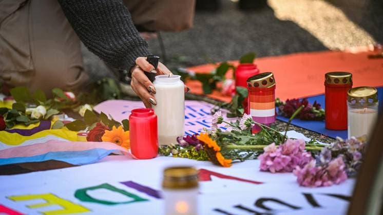 Mahnwache vor dem Schauspielhaus in Bochum ** NUR FÜR REDAKTIONELLE ZWECKE ** EDITORIAL USE ONLY **<p>Die queere Community hält Mahnwache vor dem Schauspielhaus in Bochum am Montag, 27. Juli 2026. Nach dem Anschlag auf den CSD in Berlin: Mahnwache vor dem Schauspielhaus in Bochum. Bochum Copyright: SvenjaxHanusch *** Vigil in front of the Schauspielhaus in Bochum ** FOR EDITORIAL USE ONLY ** EDITORIAL USE ONLY ** p The queer community holds a vigil in front of the Schauspielhaus in Bochum on Monday, July 27, 2026, following the attack on the CSD in Berlin. Vigil in front of the Schauspielhaus in Bochum. Bochum. Copyright SvenjaxHanusch Copyright: SvenjaxHanusch doc86wi6w5eziu117r7nski ,EDITORIAL USE ONLY
