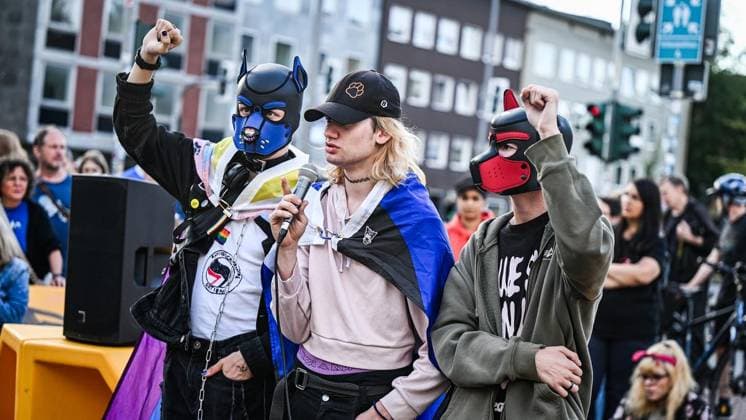 Mahnwache vor dem Schauspielhaus in Bochum ** NUR FÜR REDAKTIONELLE ZWECKE ** EDITORIAL USE ONLY **<p>Die queere Community hält Mahnwache vor dem Schauspielhaus in Bochum am Montag, 27. Juli 2026. Nach dem Anschlag auf den CSD in Berlin: Mahnwache vor dem Schauspielhaus in Bochum. Bochum Copyright: SvenjaxHanusch *** Vigil in front of the Schauspielhaus in Bochum ** FOR EDITORIAL USE ONLY ** EDITORIAL USE ONLY ** p The queer community holds a vigil in front of the Schauspielhaus in Bochum on Monday, July 27, 2026, following the attack on the CSD in Berlin. Vigil in front of the Schauspielhaus in Bochum. Bochum. Copyright SvenjaxHanusch Copyright: SvenjaxHanusch doc86wi6wql6fp1bntvbmkn ,EDITORIAL USE ONLY