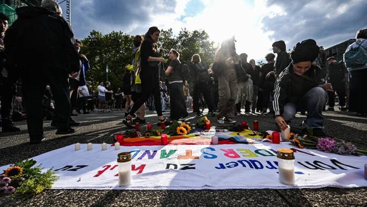 Mahnwache vor dem Schauspielhaus in Bochum ** NUR FÜR REDAKTIONELLE ZWECKE ** EDITORIAL USE ONLY **<p>Trauernde legen Kerzen und Blumen nieder während der Mahnwache vor dem Schauspielhaus in Bochum am Montag, 27. Juli 2026. Nach dem Anschlag auf den CSD in Berlin: Mahnwache vor dem Schauspielhaus in Bochum. Bochum Copyright: SvenjaxHanusch *** Vigil in front of the Schauspielhaus in Bochum ** FOR EDITORIAL USE ONLY ** EDITORIAL USE ONLY ** p Mourners lay down candles and flowers during the vigil in front of the Schauspielhaus in Bochum on Monday, July 27, 2026, following the attack on the CSD in Berlin. Vigil in front of the Schauspielhaus in Bochum. Bochum. Copyright SvenjaxHanusch Copyright: SvenjaxHanusch doc86wi5t9b45xn530dslw ,EDITORIAL USE ONLY