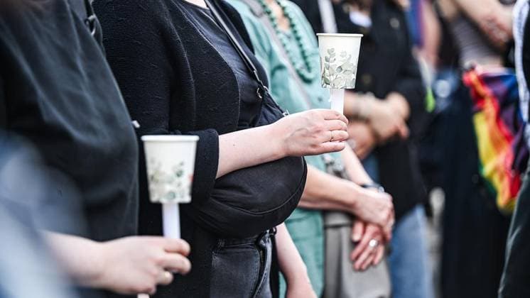 Mahnwache vor dem Schauspielhaus in Bochum ** NUR FÜR REDAKTIONELLE ZWECKE ** EDITORIAL USE ONLY **<p>Die queere Community hält Mahnwache vor dem Schauspielhaus in Bochum am Montag, 27. Juli 2026. Nach dem Anschlag auf den CSD in Berlin: Mahnwache vor dem Schauspielhaus in Bochum. Bochum Copyright: SvenjaxHanusch *** Vigil in front of the Schauspielhaus in Bochum ** FOR EDITORIAL USE ONLY ** EDITORIAL USE ONLY ** p The queer community holds a vigil in front of the Schauspielhaus in Bochum on Monday, July 27, 2026, following the attack on the CSD in Berlin. Vigil in front of the Schauspielhaus in Bochum. Bochum. Copyright SvenjaxHanusch Copyright: SvenjaxHanusch doc86wi5tpbqkmgzcceu6k ,EDITORIAL USE ONLY