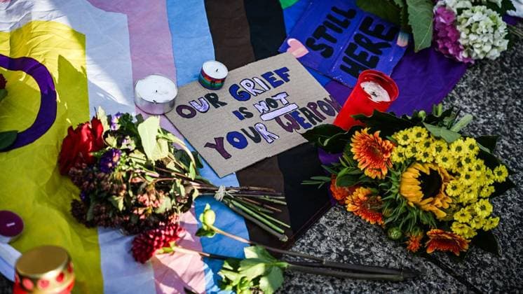 Mahnwache vor dem Schauspielhaus in Bochum ** NUR FÜR REDAKTIONELLE ZWECKE ** EDITORIAL USE ONLY **<p>Die queere Community hält Mahnwache vor dem Schauspielhaus in Bochum am Montag, 27. Juli 2026. Nach dem Anschlag auf den CSD in Berlin: Mahnwache vor dem Schauspielhaus in Bochum. Bochum Copyright: SvenjaxHanusch *** Vigil in front of the Schauspielhaus in Bochum ** FOR EDITORIAL USE ONLY ** EDITORIAL USE ONLY ** p The queer community holds a vigil in front of the Schauspielhaus in Bochum on Monday, July 27, 2026, following the attack on the CSD in Berlin. Vigil in front of the Schauspielhaus in Bochum. Bochum. Copyright SvenjaxHanusch Copyright: SvenjaxHanusch doc86wi6qwqilgxveepu38 ,EDITORIAL USE ONLY
