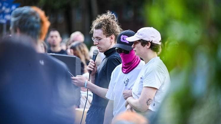 Mahnwache vor dem Schauspielhaus in Bochum ** NUR FÜR REDAKTIONELLE ZWECKE ** EDITORIAL USE ONLY **<p>Die queere Community hält Mahnwache vor dem Schauspielhaus in Bochum am Montag, 27. Juli 2026. Nach dem Anschlag auf den CSD in Berlin: Mahnwache vor dem Schauspielhaus in Bochum. Bochum Copyright: SvenjaxHanusch *** Vigil in front of the Schauspielhaus in Bochum ** FOR EDITORIAL USE ONLY ** EDITORIAL USE ONLY ** p The queer community holds a vigil in front of the Schauspielhaus in Bochum on Monday, July 27, 2026, following the attack on the CSD in Berlin. Vigil in front of the Schauspielhaus in Bochum. Bochum. Copyright SvenjaxHanusch Copyright: SvenjaxHanusch doc86wi6tmnopt6edmrmlb ,EDITORIAL USE ONLY