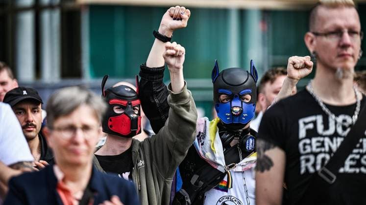 Mahnwache vor dem Schauspielhaus in Bochum ** NUR FÜR REDAKTIONELLE ZWECKE ** EDITORIAL USE ONLY **<p>Die queere Community hält Mahnwache vor dem Schauspielhaus in Bochum am Montag, 27. Juli 2026. Nach dem Anschlag auf den CSD in Berlin: Mahnwache vor dem Schauspielhaus in Bochum. Bochum Copyright: SvenjaxHanusch *** Vigil in front of the Schauspielhaus in Bochum ** FOR EDITORIAL USE ONLY ** EDITORIAL USE ONLY ** p The queer community holds a vigil in front of the Schauspielhaus in Bochum on Monday, July 27, 2026, following the attack on the CSD in Berlin. Vigil in front of the Schauspielhaus in Bochum. Bochum. Copyright SvenjaxHanusch Copyright: SvenjaxHanusch doc86wi6tumtnd6sd22mme ,EDITORIAL USE ONLY