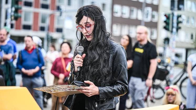 Mahnwache vor dem Schauspielhaus in Bochum ** NUR FÜR REDAKTIONELLE ZWECKE ** EDITORIAL USE ONLY **<p>Leni hält eine Rede Mahnwache vor dem Schauspielhaus in Bochum am Montag, 27. Juli 2026. Nach dem Anschlag auf den CSD in Berlin: Mahnwache vor dem Schauspielhaus in Bochum. Bochum Copyright: SvenjaxHanusch *** Vigil in front of the Schauspielhaus in Bochum ** FOR EDITORIAL USE ONLY ** EDITORIAL USE ONLY ** p Leni gives a speech at a vigil in front of the Schauspielhaus in Bochum on Monday, July 27, 2026, following the attack on the CSD in Berlin. Vigil in front of the Schauspielhaus in Bochum. Bochum. Copyright SvenjaxHanusch Copyright: SvenjaxHanusch doc86wi6vmrzpwwt50zmlp ,EDITORIAL USE ONLY