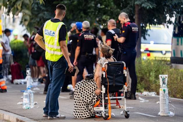 Metro Fire in Barcelona Sends Dozens for Medical Treatment BARCELONA, SPAIN JULY 27, 2026: Emergency medical services attend to passengers following a fire in the overhead power line (catenary) covering on Barcelona Metro Line 1, between El Clot and GlÃ²ries stations, which required the evacuation of both stations and a halted train. Around 120 people were evaluated at the scene, with nine transferred to hospitals for treatment, some for smoke inhalation; none were reported in serious condition. Barcelona Spain Copyright: x xMarcxAsensioxClupesx xJNAxPressx