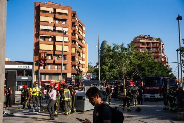 Metro Fire in Barcelona Sends Dozens for Medical Treatment BARCELONA, SPAIN JULY 27, 2026: Emergency medical services attend to passengers following a fire in the overhead power line (catenary) covering on Barcelona Metro Line 1, between El Clot and GlÃ²ries stations, which required the evacuation of both stations and a halted train. Around 120 people were evaluated at the scene, with nine transferred to hospitals for treatment, some for smoke inhalation; none were reported in serious condition. Barcelona Spain Copyright: x xMarcxAsensioxClupesx xJNAxPressx