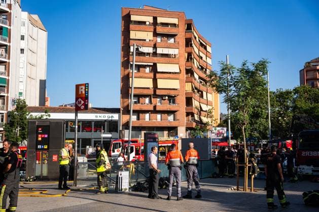 Metro Fire in Barcelona Sends Dozens for Medical Treatment BARCELONA, SPAIN JULY 27, 2026: Emergency medical services attend to passengers following a fire in the overhead power line (catenary) covering on Barcelona Metro Line 1, between El Clot and GlÃ²ries stations, which required the evacuation of both stations and a halted train. Around 120 people were evaluated at the scene, with nine transferred to hospitals for treatment, some for smoke inhalation; none were reported in serious condition. Barcelona Spain Copyright: x xMarcxAsensioxClupesx xJNAxPressx