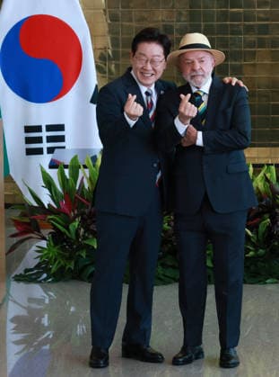 S. Korea-Brazil summit in Brasilia S. Korea-Brazil summit in Brasilia South Korean President Lee Jae Myung (L) and Brazilian President Luiz Inacio Lula da Silva form the shape of hearts with their fingers after holding a joint press conference at the presidential office in Brasilia on July 27, 2026. (Yonhap) 2026-07-28 05:39:46 < 1980-2026 YONHAPNEWS AGENCY. .> ºê¶óÁú ºê¶óÁú EDITORIAL USE ONLY  Copyright: xx PYH2026072801560031500 YonhapxNewsx yonphotos254941