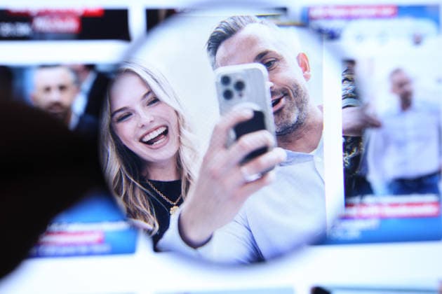 Auf einem Laptop wurde der TikTok-Account von Ulrich Siegmund, Spitzenkandidat der AfD für die Landtagswahl in Sachsen-Anhalt im September 2026, aufgerufen. Eine Lupe zeigt auf das Gesicht des womöglich ersten AFD-Ministerpräsidenten. Symbolbild Symbolfoto. Niendorf Hamburg *** Ulrich Siegmund’s TikTok account—he is the AfD’s top candidate for the state election in Saxony-Anhalt in September 2026—was accessed on a laptop. A magnifying glass is pointed at the face of the man who may become the first AfD Minister-President. Stock image. Stock photo. Niendorf, Hamburg