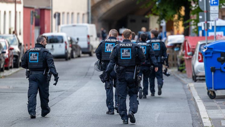 Montagsdemo Team Menschenrechte mit Gegendemonstration und Blockaden, Nürnberg, 27.07.2026 Mehrere Polizeibeamte in Einsatzkleidung mit Schutzausrüstung gehen in einer Straße im Einsatz. Die Beamten tragen Kennzeichnungen der bayerischen Polizei auf ihren Einsatzjacken. Der Einsatz erfolgt im Rahmen einer Demonstration mit Gegendemonstration und Blockaden. Nürnberg Bayern Deutschland *** Monday Demonstration by the Human Rights Team, featuring a counter-demonstration and roadblocks, Nuremberg, July 27, 2026 Several police officers in uniform and protective gear are on duty in a street. The officers are wearing Bavarian police insignia on their duty jackets. The operation is taking place during a demonstration featuring a counter-demo 20260727-6V2A0104-M4000