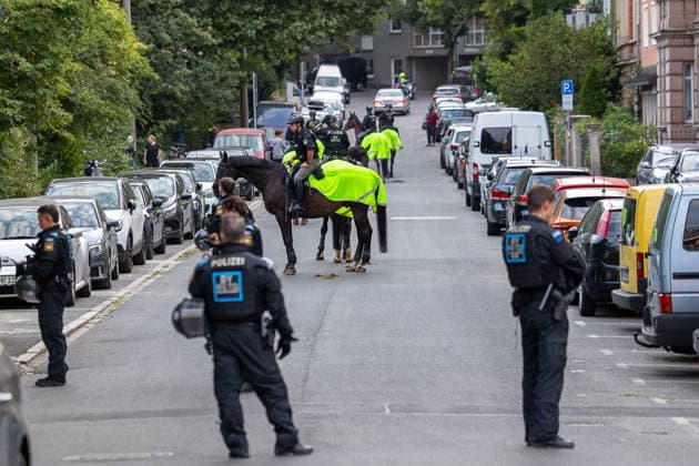 Montagsdemo Team Menschenrechte mit Gegendemonstration und Blockaden, Nürnberg, 27.07.2026 Berittene Polizei und Einsatzkräfte in der Bleichstraße in Schutzausrüstung sichern eine Versammlung. Mehrere Polizisten zu Pferd sowie Beamte in Einsatzmontur begleiten den Verlauf der Demonstration. Nürnberg Bayern Deutschland *** Monday Demonstration: Human Rights Team Holds Counter-Demonstration and Blockades, Nuremberg, July 27, 2026 Mounted police and officers in protective gear secure a gathering on Bleichstraße. Several police officers on horseback, as well as officers in riot gear, monitor the demonstration. Nuremberg, Bavaria, Germany 20260727-6V2A0284-M4000