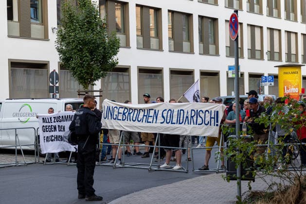 Montagsdemo Team Menschenrechte mit Gegendemonstration und Blockaden, Nürnberg, 27.07.2026 Demonstranten stehen hinter Absperrgittern und halten Transparente mit den Aufschriften Alle zusammen gegen den Faschismus und Ungebrochen solidarisch. Ein Polizeibeamter beobachtet die Versammlung, während weitere Teilnehmer und Passanten am Straßenrand stehen. Nürnberg Bayern Deutschland *** Monday Demonstration: Human Rights Team with a counter-demonstration and blockades, Nuremberg, July 27, 2026 Protesters stand behind barricades holding banners reading All Together Against Fascism and Solidarity Unbroken. A police officer observes the gathering, while other participants and passersby stand on the side of the road. Nuremberg, Bavaria, 20260727-286A2957-M4000