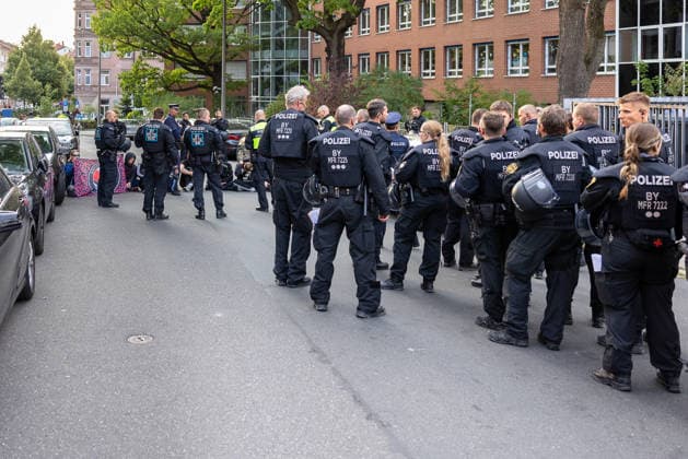 Montagsdemo Team Menschenrechte mit Gegendemonstration und Blockaden, Nürnberg, 27.07.2026 Zahlreiche Polizeikräfte in Einsatzkleidung stehen in der oberen Turnstraße bereit, im Hintergrund sitzen Personen als Teil einer Blockadeaktion auf der Fahrbahn. Der Einsatz erfolgt im Rahmen einer Demonstration mit Gegendemonstration. Nürnberg Bayern Deutschland *** Monday Demonstration by the Human Rights Team, featuring a counter-demonstration and roadblocks, Nuremberg, July 27, 2026 Numerous police officers in tactical gear stand at the ready on the upper part of Turnstraße; in the background, people are sitting on the roadway as part of a blockade. The operation is taking place as part of a demonstration with a counter-demonstration. Nure 20260727-286A2974-M4000