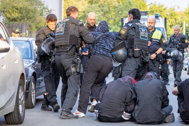 Montagsdemo Team Menschenrechte mit Gegendemonstration und Blockaden, Nürnberg, 27.07.2026 Polizeikräfte der Bereitschaftspolizei lösen eine Sitzblockade in der oberen Turnstraße auf und führen Personen ab. Mehrere Demonstranten sitzen auf der Straße, während uniformierte Einsatzkräfte mit Schutzausrüstung die Situation kontrollieren. Nürnberg Bayern Deutschland *** Monday Demonstration: Human Rights Team Holds Counter-Demonstration and Sets Up Blockades, Nuremberg, July 27, 2026: Riot police disperse a sit-in blockade on the upper part of Turnstraße and remove individuals. Several demonstrators are sitting on the street while uniformed officers in protective gear bring the situation under control. Nuremberg, Bavaria, Germany 20260727-286A3008-M4000
