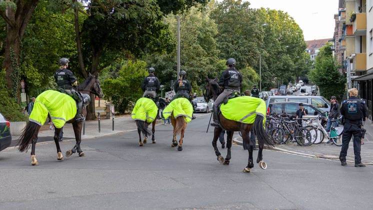 Montagsdemo Team Menschenrechte mit Gegendemonstration und Blockaden, Nürnberg, 27.07.2026 Berittene Polizeieinheiten begleiten eine Demonstration mit Gegendemonstration und Blockaden. Die Pferde tragen gelbe Schutzdecken mit reflektierenden Streifen, die Beamten sind mit Helmen und Einsatzkleidung ausgestattet. Im Hintergrund stehen weitere Einsatzkräfte sowie geparkte Fahrzeuge und Fahrräder. Nürnberg Bayern Deutschland *** Monday Demonstration: Human Rights Team with Counter-Demonstration and Blockades, Nuremberg, July 27, 2026 Mounted police units escort a demonstration featuring a counter-demonstration and blockades. The horses are wearing yellow protective blankets with reflective stripes, the officers are equipped with helmets 20260727-286A3045-M4000