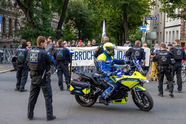 Montagsdemo Team Menschenrechte mit Gegendemonstration und Blockaden, Nürnberg, 27.07.2026 Polizeikräfte begleiten einen Demonstrationszug mit Motorrädern und sichern eine Gegendemonstration in einer Seitenstraße ab. Teilnehmer halten Transparente, im Hintergrund ist die Fürther Straße erkennbar. Nürnberg Bayern Deutschland *** Monday Demonstration: Human Rights Team with a counter-demonstration and blockades, Nuremberg, July 27, 2026 Police officers escort a demonstration march on motorcycles and secure a counter-demonstration in a side street. Participants hold banners; Fürther Straße is visible in the background. Nuremberg, Bavaria, Germany 20260727-286A3066-M4000
