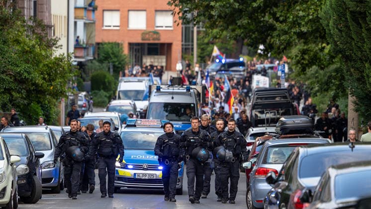 Montagsdemo Team Menschenrechte mit Gegendemonstration und Blockaden, Nürnberg, 27.07.2026 Polizeikräfte in Schutzausrüstung begleiten einen Demonstrationszug durch die Bleichstraße am Rosenaupark Im Hintergrund folgen Polizeifahrzeuge sowie eine größere Gruppe von Demonstrierenden mit Fahnen. Beidseitig parkende Autos säumen die Straße. Nürnberg Bayern Deutschland *** Monday Demonstration: Human Rights Team with a Counter-Demonstration and Blockades, Nuremberg, July 27, 2026 Police officers in protective gear escort a demonstration march through Bleichstraße near Rosenaupark. In the background, police vehicles and a larger group of demonstrators carrying flags follow. Cars parked on both sides of the street line the road. Nurem 20260727-6V2A0326-M4000