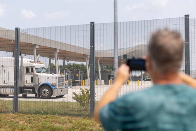 July 27, 2026, Windsor, On, CANADA: A person stops on Broadway St. in Windsor, Ont., to witness the first hour of the Gordie Howe International Bridge opening to vehicles, Monday, July 27, 2026. Windsor CANADA  - ZUMAc35_ 20260727_zaf_c35_085 Copyright: xDaxxMelmerx