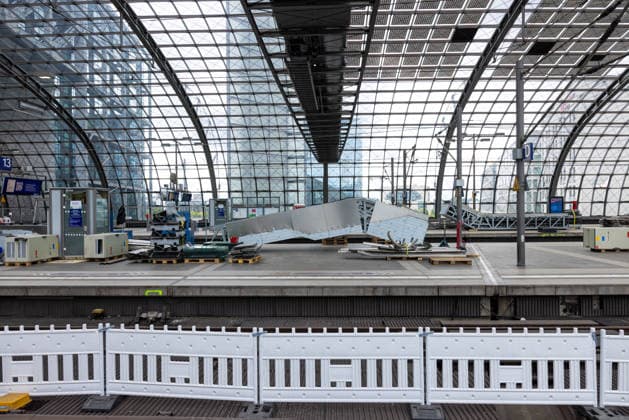 Wegen Bauarbeiten sind am Berliner Hauptbahnhof mehrere Gleise gesperrt. Deutschland, Berlin am 27. Juli, 2026: An den Gleisen 11 bis 14 befinden sich Rolltreppen, die ersetzt und modernisiert werden müssen. Das ganze Jahr über kam es zu zahlreichen Ausfällen der Rolltreppen im Berliner Hauptbahnhof. *** Several tracks at Berlin Central Station are closed due to construction work. Germany, Berlin, July 27, 2026. The escalators on tracks 11 through 14 need to be replaced and modernized. Throughout the year, there have been numerous escalator outages at Berlin Central Station.