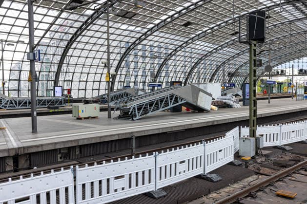 Wegen Bauarbeiten sind am Berliner Hauptbahnhof mehrere Gleise gesperrt. Deutschland, Berlin am 27. Juli, 2026: An den Gleisen 11 bis 14 befinden sich Rolltreppen, die ersetzt und modernisiert werden müssen. Das ganze Jahr über kam es zu zahlreichen Ausfällen der Rolltreppen im Berliner Hauptbahnhof. *** Several tracks at Berlin Central Station are closed due to construction work. Germany, Berlin, July 27, 2026. The escalators on tracks 11 through 14 need to be replaced and modernized. Throughout the year, there have been numerous escalator outages at Berlin Central Station.