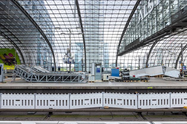 Wegen Bauarbeiten sind am Berliner Hauptbahnhof mehrere Gleise gesperrt. Deutschland, Berlin am 27. Juli, 2026: An den Gleisen 11 bis 14 befinden sich Rolltreppen, die ersetzt und modernisiert werden müssen. Das ganze Jahr über kam es zu zahlreichen Ausfällen der Rolltreppen im Berliner Hauptbahnhof. *** Several tracks at Berlin Central Station are closed due to construction work. Germany, Berlin, July 27, 2026. The escalators on tracks 11 through 14 need to be replaced and modernized. Throughout the year, there have been numerous escalator outages at Berlin Central Station.