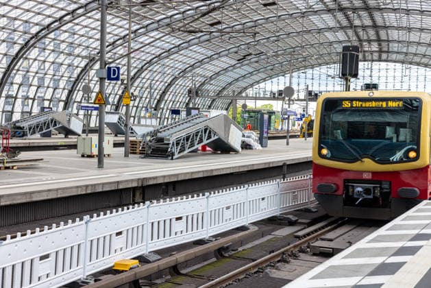 Wegen Bauarbeiten sind am Berliner Hauptbahnhof mehrere Gleise gesperrt. Deutschland, Berlin am 27. Juli, 2026: An den Gleisen 11 bis 14 befinden sich Rolltreppen, die ersetzt und modernisiert werden müssen. Das ganze Jahr über kam es zu zahlreichen Ausfällen der Rolltreppen im Berliner Hauptbahnhof. *** Several tracks at Berlin Central Station are closed due to construction work. Germany, Berlin, July 27, 2026. The escalators on tracks 11 through 14 need to be replaced and modernized. Throughout the year, there have been numerous escalator outages at Berlin Central Station.
