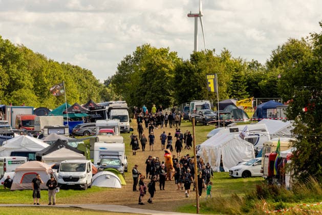 Wacken 2926 viele Fans bereits vor dem offiziellen Beginn eingetroffen. Bei gutem Wetter eröffnen die ersten Stände bereits vor der offiziellen Eröffnung. Damit ist der Bereich um die Zeltplätze bei gutem Wetter am Montag gut gefüllt und zehntausende Metalheads geniessen das Festival vor dem Festival. Wacken Wacken open Air Schleswig Holstein Deutschland _5DL7583 *** Wacken 2926: Many fans have already arrived before the official start. With good weather, the first booths are opening even before the official opening. As a result, the area around the campsites is well-populated on Monday thanks to the good weather, and tens of thousands of metalheads are enjoying the festival before the festival. Wacken Wacken Open Air Schleswig-Hols