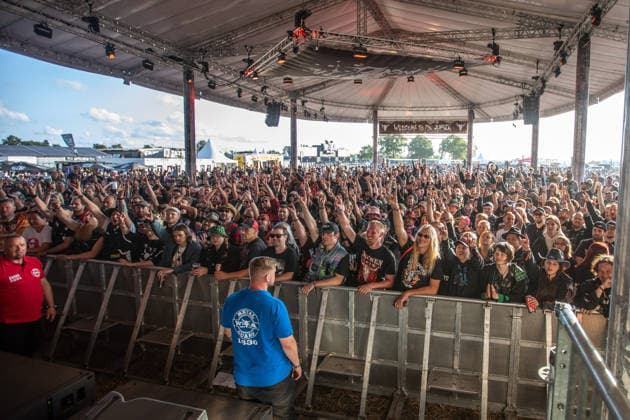 Wacken 2926 viele Fans bereits vor dem offiziellen Beginn eingetroffen. Mambo Kurt lässt mit seiner Hamondorgel den Platz bereits eskalieren! Bei gutem Wetter eröffnen die ersten Stände bereits vor der offiziellen Eröffnung. Damit ist der Bereich um die Zeltplätze bei gutem Wetter am Montag gut gefüllt und zehntausende Metalheads geniessen das Festival vor dem Festival. Wacken Wacken open Air Schleswig Holstein Deutschland IVDJ6395 *** Wacken 2926: Many fans have already arrived before the official start. Mambo Kurt is already getting the crowd hyped up with his Hammond organ. Thanks to the good weather, the first food stands are already open before the official opening. As a result, the area around the campsites is well-populated o