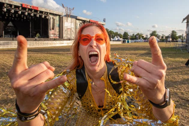 Wacken 2926 viele Fans bereits vor dem offiziellen Beginn eingetroffen. Bei gutem Wetter eröffnen die ersten Stände bereits vor der offiziellen Eröffnung. Damit ist der Bereich um die Zeltplätze bei gutem Wetter am Montag gut gefüllt und zehntausende Metalheads geniessen das Festival vor dem Festival. Auch Eve Champaign Hamburger Reeperbahn Legende ist immer mit von der Partie. Wacken Wacken open Air Schleswig Holstein Deutschland IVDJ6539 *** Wacken 2926: Many fans have already arrived before the official start. With good weather, the first booths are already open before the official opening. As a result, the area around the campsites is well-populated on Monday thanks to the good weather, and tens of thousands of metalheads are en