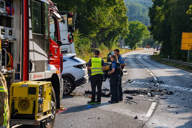 Frontalzusammenstoß zwischen Auto und Lastwagen Fahrer stirbt eingeklemmt im Wrack Am 27.07.2026 kollidierte auf der B83 zwischen Melsungen und Röhrenfurth ein Auto frontal mit einem Lkw. Der Autofahrer wurde schwer in seinem Fahrzeug eingeklemmt und tot geborgen, der Lkw-Fahrer wurde verletzt in ein Krankenhaus gebracht. Die Unfallursache war zum Zeitpunkt der Aufnahme noch nicht geklärt. Die Polizei schaltete im Auftrag der Staatsanwaltschaft einen Gutachter ein. Die B83 war während der Bergungsmaßnahmen und der Unfallaufnahme vollständig gesperrt. Melsungen B83 Hessen Deutschland *** Head-on Collision Between Car and Truck; Driver Dies Trapped in the Wreckage On July 27, 2026, a car collided head-on with a truck on the B83 betw