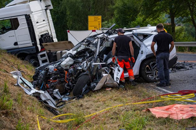 Frontalzusammenstoß zwischen Auto und Lastwagen Fahrer stirbt eingeklemmt im Wrack Am 27.07.2026 kollidierte auf der B83 zwischen Melsungen und Röhrenfurth ein Auto frontal mit einem Lkw. Der Autofahrer wurde schwer in seinem Fahrzeug eingeklemmt und tot geborgen, der Lkw-Fahrer wurde verletzt in ein Krankenhaus gebracht. Die Unfallursache war zum Zeitpunkt der Aufnahme noch nicht geklärt. Die Polizei schaltete im Auftrag der Staatsanwaltschaft einen Gutachter ein. Die B83 war während der Bergungsmaßnahmen und der Unfallaufnahme vollständig gesperrt. Melsungen B83 Hessen Deutschland *** Head-on Collision Between Car and Truck; Driver Dies Trapped in the Wreckage On July 27, 2026, a car collided head-on with a truck on the B83 betw