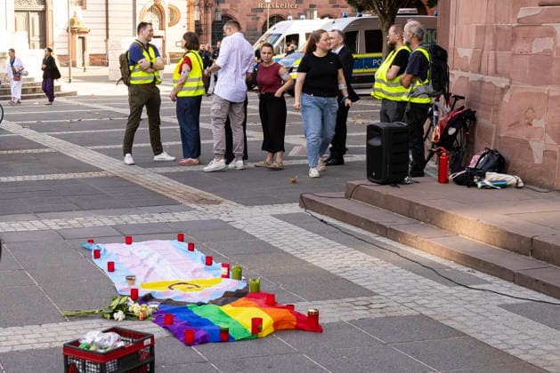 Gedenkveranstaltung an der Frankfurter Paulskirche für die Opfer des islamistischen Anschlags auf den Berliner CSD Gedenkveranstaltung an der Frankfurter Paulskirche, Erinnerung an die Opfer des islamistischen Anschlags auf den Berliner CSD, Redebeitrag vor der Paulskirche, Kerzen und Blumen zum Gedenken, Schweigeminute für die Opfer, Zeichen gegen Hass und Gewalt, Öffentliches Gedenken in Frankfurt am Main, Redner erinnern an die Opfer, Rund 400 Teilnehmer nach Angaben des Veranstalters Frankfurt am Main Hessen Deutschland *** Memorial service at Frankfurt’s Paulskirche for the victims of the Islamist attack on the Berlin CSD Memorial service at Frankfurt’s Paulskirche, commemorating the victims of the Islamist attack on the Berlin CSD