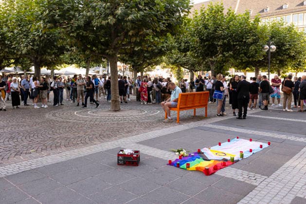 Gedenkveranstaltung an der Frankfurter Paulskirche für die Opfer des islamistischen Anschlags auf den Berliner CSD Gedenkveranstaltung an der Frankfurter Paulskirche, Erinnerung an die Opfer des islamistischen Anschlags auf den Berliner CSD, Redebeitrag vor der Paulskirche, Kerzen und Blumen zum Gedenken, Schweigeminute für die Opfer, Zeichen gegen Hass und Gewalt, Öffentliches Gedenken in Frankfurt am Main, Redner erinnern an die Opfer, Rund 400 Teilnehmer nach Angaben des Veranstalters Frankfurt am Main Hessen Deutschland *** Memorial service at Frankfurt’s Paulskirche for the victims of the Islamist attack on the Berlin CSD Memorial service at Frankfurt’s Paulskirche, commemorating the victims of the Islamist attack on the Berlin CSD