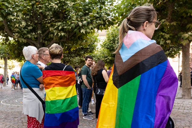 Gedenkveranstaltung an der Frankfurter Paulskirche für die Opfer des islamistischen Anschlags auf den Berliner CSD Gedenkveranstaltung an der Frankfurter Paulskirche, Erinnerung an die Opfer des islamistischen Anschlags auf den Berliner CSD, Redebeitrag vor der Paulskirche, Kerzen und Blumen zum Gedenken, Schweigeminute für die Opfer, Zeichen gegen Hass und Gewalt, Öffentliches Gedenken in Frankfurt am Main, Redner erinnern an die Opfer, Rund 400 Teilnehmer nach Angaben des Veranstalters Frankfurt am Main Hessen Deutschland *** Memorial service at Frankfurt’s Paulskirche for the victims of the Islamist attack on the Berlin CSD Memorial service at Frankfurt’s Paulskirche, commemorating the victims of the Islamist attack on the Berlin CSD