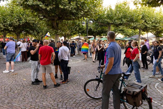 Gedenkveranstaltung an der Frankfurter Paulskirche für die Opfer des islamistischen Anschlags auf den Berliner CSD Gedenkveranstaltung an der Frankfurter Paulskirche, Erinnerung an die Opfer des islamistischen Anschlags auf den Berliner CSD, Redebeitrag vor der Paulskirche, Kerzen und Blumen zum Gedenken, Schweigeminute für die Opfer, Zeichen gegen Hass und Gewalt, Öffentliches Gedenken in Frankfurt am Main, Redner erinnern an die Opfer, Rund 400 Teilnehmer nach Angaben des Veranstalters Frankfurt am Main Hessen Deutschland *** Memorial service at Frankfurt’s Paulskirche for the victims of the Islamist attack on the Berlin CSD Memorial service at Frankfurt’s Paulskirche, commemorating the victims of the Islamist attack on the Berlin CSD