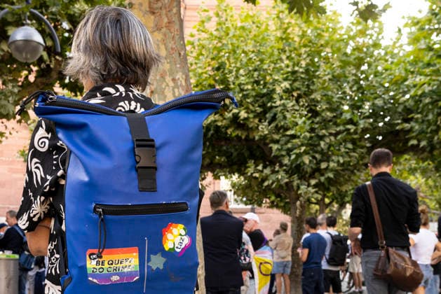 Gedenkveranstaltung an der Frankfurter Paulskirche für die Opfer des islamistischen Anschlags auf den Berliner CSD Gedenkveranstaltung an der Frankfurter Paulskirche, Erinnerung an die Opfer des islamistischen Anschlags auf den Berliner CSD, Redebeitrag vor der Paulskirche, Kerzen und Blumen zum Gedenken, Schweigeminute für die Opfer, Zeichen gegen Hass und Gewalt, Öffentliches Gedenken in Frankfurt am Main, Redner erinnern an die Opfer, Rund 400 Teilnehmer nach Angaben des Veranstalters Frankfurt am Main Hessen Deutschland *** Memorial service at Frankfurt’s Paulskirche for the victims of the Islamist attack on the Berlin CSD Memorial service at Frankfurt’s Paulskirche, commemorating the victims of the Islamist attack on the Berlin CSD