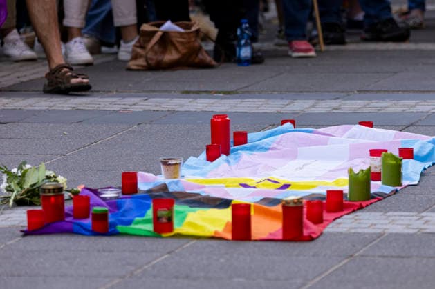 Gedenkveranstaltung an der Frankfurter Paulskirche für die Opfer des islamistischen Anschlags auf den Berliner CSD Gedenkveranstaltung an der Frankfurter Paulskirche, Erinnerung an die Opfer des islamistischen Anschlags auf den Berliner CSD, Redebeitrag vor der Paulskirche, Kerzen und Blumen zum Gedenken, Schweigeminute für die Opfer, Zeichen gegen Hass und Gewalt, Öffentliches Gedenken in Frankfurt am Main, Redner erinnern an die Opfer, Rund 400 Teilnehmer nach Angaben des Veranstalters Frankfurt am Main Hessen Deutschland *** Memorial service at Frankfurt’s Paulskirche for the victims of the Islamist attack on the Berlin CSD Memorial service at Frankfurt’s Paulskirche, commemorating the victims of the Islamist attack on the Berlin CSD