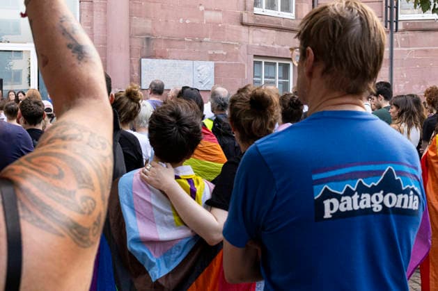 Gedenkveranstaltung an der Frankfurter Paulskirche für die Opfer des islamistischen Anschlags auf den Berliner CSD Gedenkveranstaltung an der Frankfurter Paulskirche, Erinnerung an die Opfer des islamistischen Anschlags auf den Berliner CSD, Redebeitrag vor der Paulskirche, Kerzen und Blumen zum Gedenken, Schweigeminute für die Opfer, Zeichen gegen Hass und Gewalt, Öffentliches Gedenken in Frankfurt am Main, Redner erinnern an die Opfer, Rund 400 Teilnehmer nach Angaben des Veranstalters Frankfurt am Main Hessen Deutschland *** Memorial service at Frankfurt’s Paulskirche for the victims of the Islamist attack on the Berlin CSD Memorial service at Frankfurt’s Paulskirche, commemorating the victims of the Islamist attack on the Berlin CSD