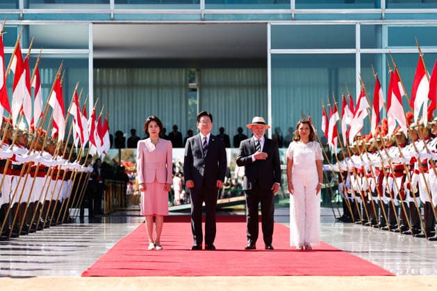 South Korean President Lee Jae Myung is welcomed by Brazilian President Luiz Inacio Lula da Silva at the Alvorada Palace South Korea s President Lee Jae Myung (2nd L) and South Korea s First Lady Kim Hye-kyung (L) are welcomed by Brazil s President Luiz Inacio Lula da Silva (3rd L and Brazil s First Lady Rosangela Janja Lula da Silva at the Alvorada Palace, in Brasilia, Brazil, on July 27, 2026. PHOTO: WILTON JUNIOR ESTADAO CONTEUDO BRASILIA DF BRAZIL  Copyright: xWILTONxJUNIORx