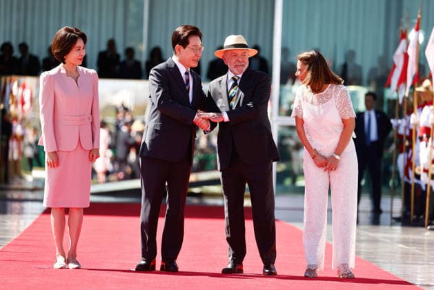 South Korean President Lee Jae Myung is welcomed by Brazilian President Luiz Inacio Lula da Silva at the Alvorada Palace South Korea s President Lee Jae Myung (2nd L) and South Korea s First Lady Kim Hye-kyung (L) are welcomed by Brazil s President Luiz Inacio Lula da Silva (3rd L and Brazil s First Lady Rosangela Janja Lula da Silva at the Alvorada Palace, in Brasilia, Brazil, on July 27, 2026. PHOTO: WILTON JUNIOR ESTADAO CONTEUDO BRASILIA DF BRAZIL  Copyright: xWILTONxJUNIORx