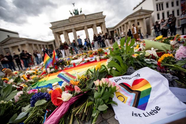 Menschen gedenken mit Blumen, Kerzen, Regenbogenflaggen und Solidaritätsnachrichten an den Opfer der Anschlag vom 25. Juli an den CSD vor dem Brandenburger Tor in Berlin am 27. Juli 2026. Der vermeintliche Attänteter Abdul B. soll mit einem LKW in dem Tiergarten gefahren und eine Frau getötet und weiter 29 Menschen verletzt haben. Gestern laut Polizei und LKA soll er während eine Operation in einer Gartenkolonie in Spandau aufgespürt und erschossen worden sein. Berliner gedenken an den Opfern der Attacke an den CSD *** People pay their respects with flowers, candles, rainbow flags, and messages of solidarity for the victims of the July 25 attack at the CSD in front of the Brandenburg Gate in Berlin on July 27, 2026. The alleged attacker, Ab