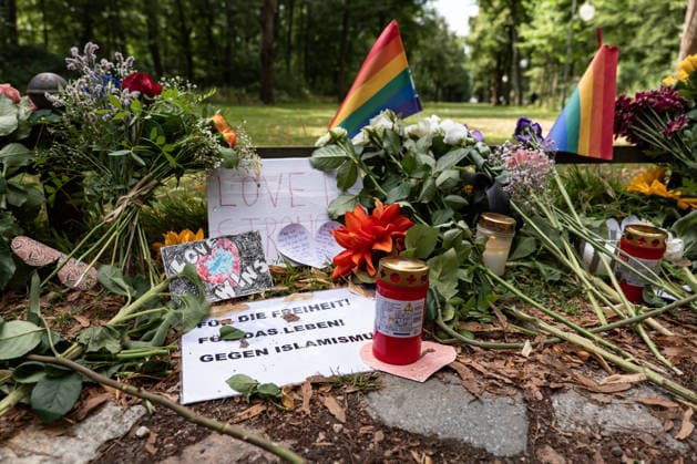 Menschen gedenken mit Blumen, Kerzen, Regenbogenflaggen und Solidaritätsnachrichten an den Opfer der Anschlag vom 25. Juli an den CSD im Tiergarten in Berlin am 27. Juli 2026. Der vermeintliche Attänteter Abdul B. soll mit einem LKW in dem Tiergarten gefahren und eine Frau getötet und weiter 29 Menschen verletzt haben. Gestern laut Polizei und LKA soll er während eine Operation in einer Gartenkolonie in Spandau aufgespürt und erschossen worden sein. Berliner gedenken an den Opfern der Attacke an den CSD *** People pay their respects with flowers, candles, rainbow flags, and messages of solidarity for the victims of the July 25 attack at the CSD in Berlin’s Tiergarten on July 27, 2026. The alleged attacker, Abdul B, is said to have driv