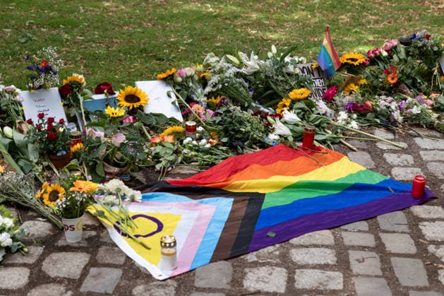 Menschen gedenken mit Blumen, Kerzen, Regenbogenflaggen und Solidaritätsnachrichten an den Opfer der Anschlag vom 25. Juli an den CSD im Tiergarten in Berlin am 27. Juli 2026. Der vermeintliche Attänteter Abdul B. soll mit einem LKW in dem Tiergarten gefahren und eine Frau getötet und weiter 29 Menschen verletzt haben. Gestern laut Polizei und LKA soll er während eine Operation in einer Gartenkolonie in Spandau aufgespürt und erschossen worden sein. Berliner gedenken an den Opfern der Attacke an den CSD *** People pay their respects with flowers, candles, rainbow flags, and messages of solidarity for the victims of the July 25 attack at the CSD in Berlin’s Tiergarten on July 27, 2026. The alleged attacker, Abdul B, is said to have driv